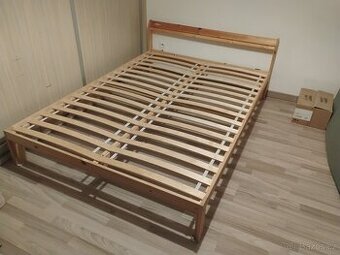 DŘEVĚNÁ POSTEL NA MATRACI 140x200 VČ. ROŠTŮ