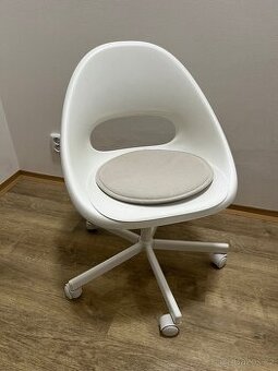 Plastová jezdící židle