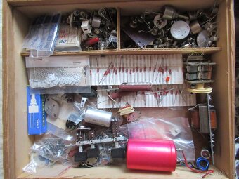 směs aktivních a pasivních elektro součástek