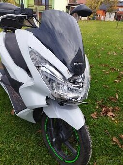 Havarovaný skůtr Honda PCX 125