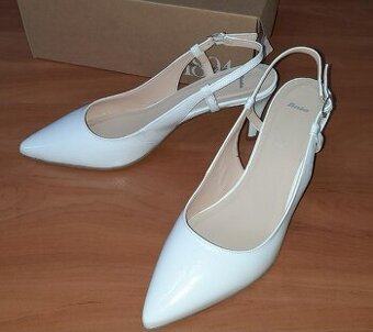 BAŤA Bílé kožené lakované lodičky - sandály vel: 41