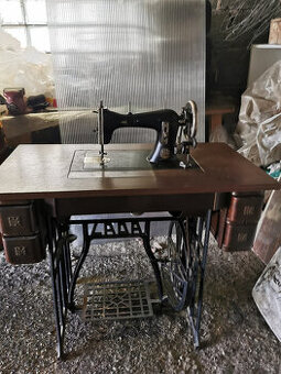Starožitný šicí stroj