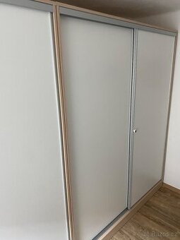 Kvalitní šatní  skříň š:175 v:220 h:60