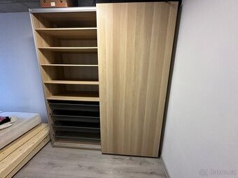 Velká šatní skříň možno rozdělit na 2,osvětlení