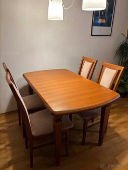 Jídelní stůl a 4 židle