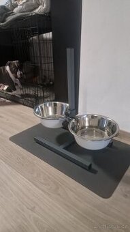 Stojan na misky pro psa včetně misek