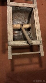 Starý mlýnek na mák , lis na ovoce