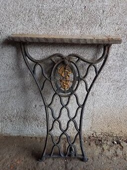 Litinová bočnice ze starodávného šicího stroje