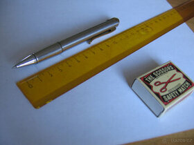 zapalovač plynový v propisce...plus malá sbírka zápalek..