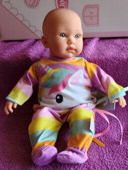 Miminko zn. Llorens (30 cm) se třemi oblečky