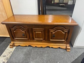 Krásná velká bytelná rustikalní truhla s dveřmi Top