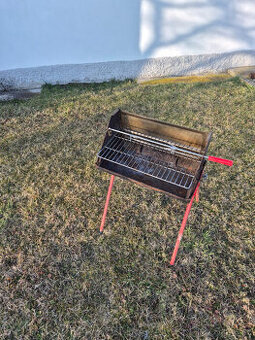 Gril na dřevěné uhlí