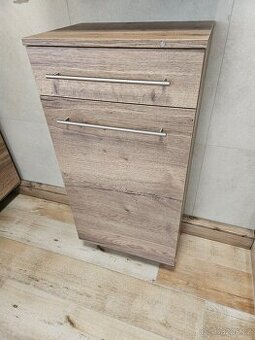 Koupelnová skříňka s košem na prádlo