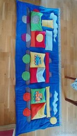 Kapsář v pěkném stavu (za postel).