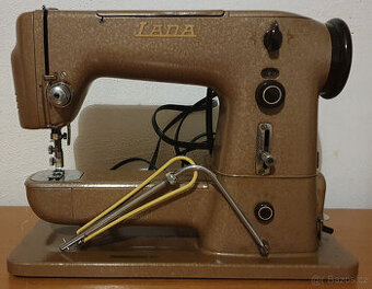 Retro kufříkový šicí stroj LADA 132