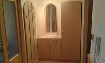 Skříně a věšák do chodby