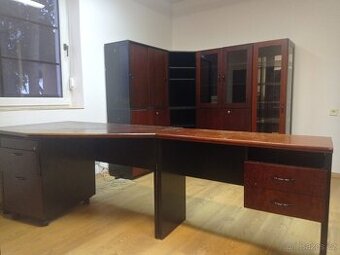 Pracovní kout + obývací stěna, masivní prvky