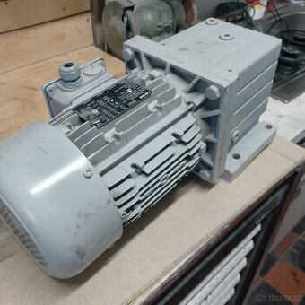Elektromotor s převodovkou