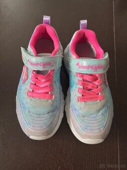 Skechers Heart Lights, velikost 28, obě svítí.