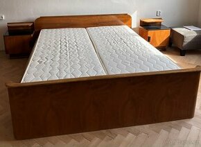 Dřevěná postel včetně matrací a roštů