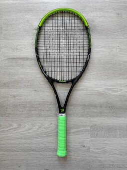 PRODÁNO Raketa Wilson Mios Raonic Team 100 s novou omotávkou