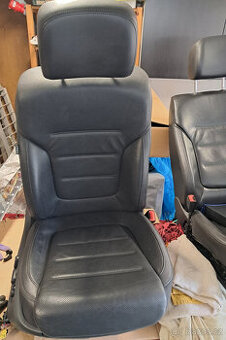 VW Touareg 7P 2011- přední sedačky černé větrané