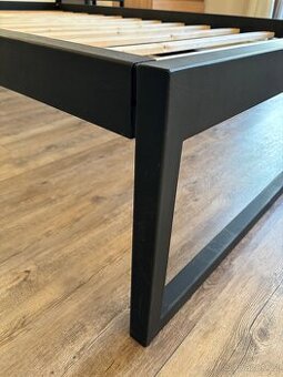 Kovová postel se dřevěným čelem 140x220