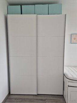 Šatní skříň s posuvnými dveřmi