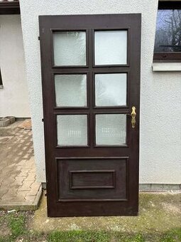 Vchodové dřevěné dveře