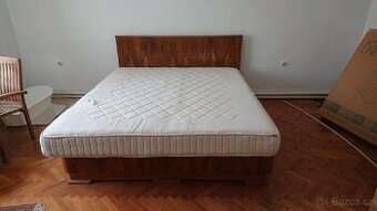 Manželská postel dřevěná a matrace