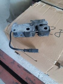 Zámek přední kapoty Škoda