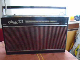 Prodám staré tranzistorové rádio,kazetový záznamník