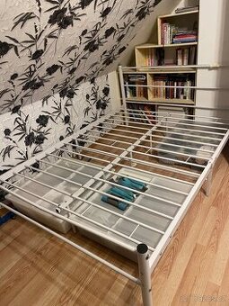 Kovový rám postele