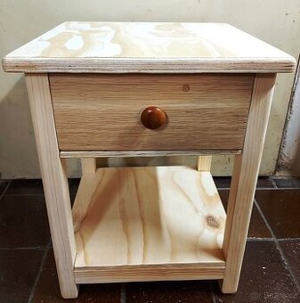 Stolička (štokrle) se zásuvkou 40x40x53cm.