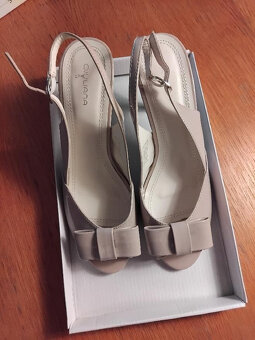 Prodám dvoje nové lodičky č. 39, béžové