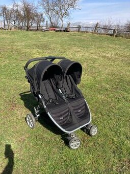 Letni kocarek pro dvojcata