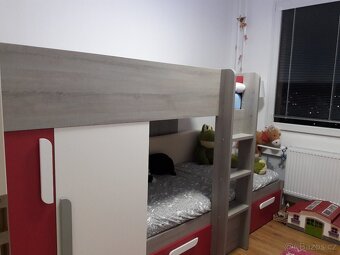 Patrová postel se skříní + matrace + koberec