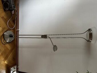 Stmívatelná stojací lampa