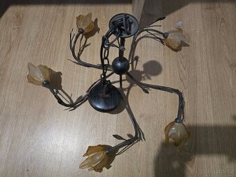 Kovaný lustr  v rustikálním nebo „florentském“ stylu.