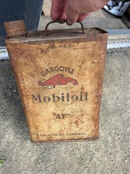 Stara plechovka od oleje Mobiloil a Benzinol