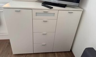 KOMODA SE ZÁSUVKAMI BÍLÁ NEXUS NXSK25