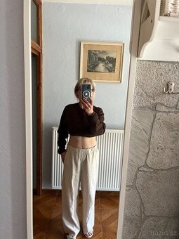 Crop top a široké kalhoty