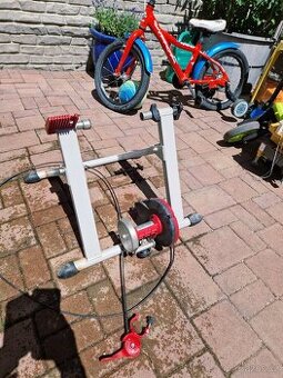 Cyklistický trenažér + další vybavení