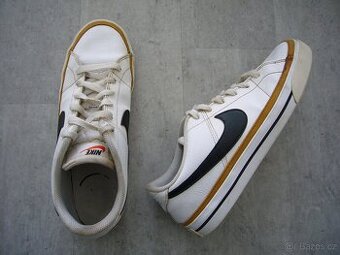 BOTY NIKE VEL. 42-43.