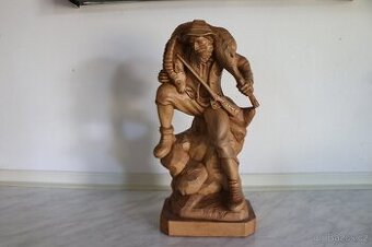 Soška myslivec lov lovec hon dřevo (725A)