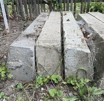Betonové obrubníky za odvoz