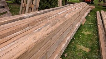 Staré trámy z krovu a stropu