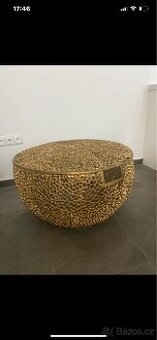 designovy konferencni stolek kovovy zlaty