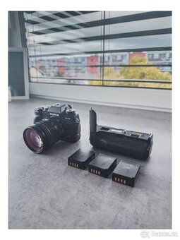 FujiFilm XT-2 + 18-55 f/2.8-4 (bateriový grip a 3x baterie)
