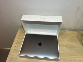 MacBook Air 13” (2020) – i3 / 8 GB RAM / 256 GB SSD